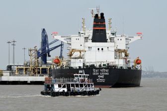La petroliera battente bandiera indiana Desh Garima scarica petrolio greggio dopo aver attraversato lo Stretto di Hormuz - immagine del 30 aprile 2026