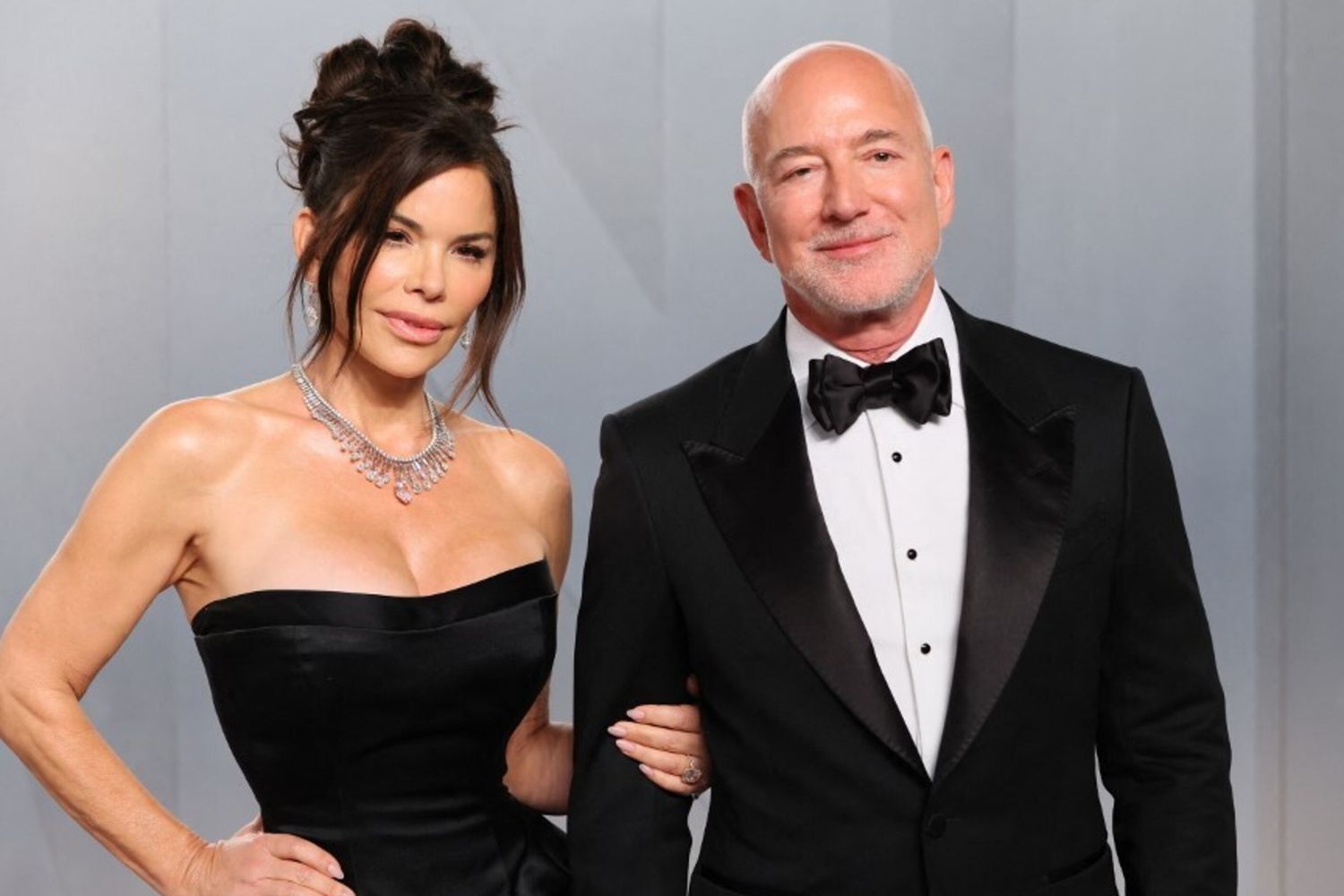 Jeff Bezos e la moglie Lauren Sanchez al Vanity Fair Oscar Party presso il Los Angeles County Museum of Art (