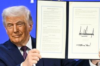 Trump mostra il trattato che istituisce il Board of Peace nel corso della cerimonia a Davos