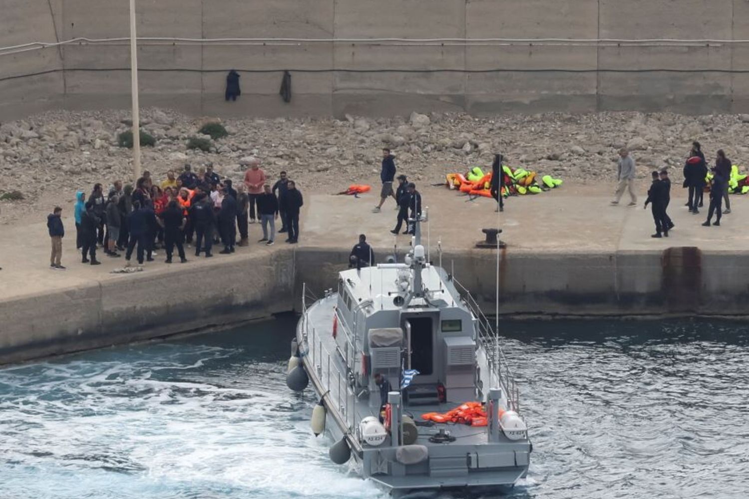 Attivisti della Global Sumud Flotilla a Creta dopo essere stati intercettati dalla marina israeliana il primo maggio 2026
