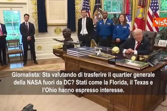 Trump prende in giro il direttore della Nasa per le grandi orecchie: Ha un super udito, sapete?