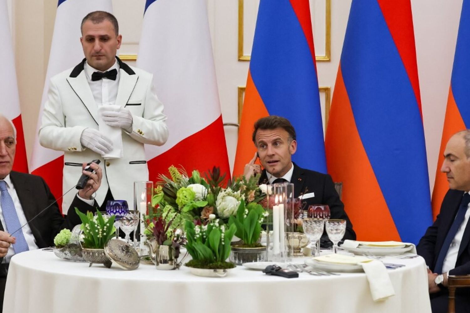 Il presidente armeno Vahagn Khachaturyan, il presidente francese Emmanuel Macron e il primo ministro armeno Nikol Pashinyan