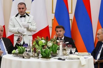 Il presidente armeno Vahagn Khachaturyan, il presidente francese Emmanuel Macron e il primo ministro armeno Nikol Pashinyan