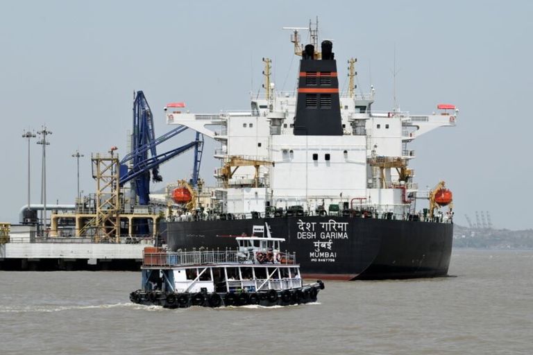 La petroliera battente bandiera indiana Desh Garima scarica petrolio greggio dopo aver attraversato lo Stretto di Hormuz - immagine del 30 aprile 2026