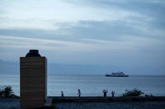 Una vista generale della nave da crociera MV Hondius, ferma al largo del porto di Praia, capitale di Capo Verde, il 6 maggio 2026