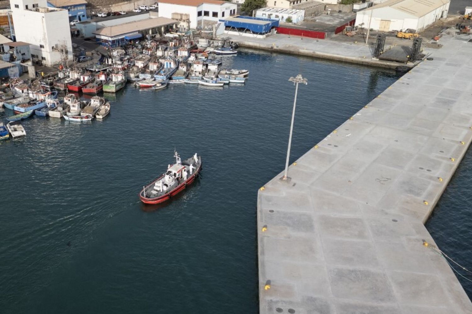 L'imbarcazione ambulanza con a bordo membri dell'equipaggio in tute protettive dopo essersi avvicinati alla nave da crociera MV Hondius, ferma al largo del porto di Praia, capitale di Capo Verde