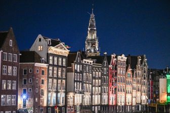 Le pubblicità di prodotti a base di carne, come gli hamburger di manzo, sono scomparse dalle strade di Amsterdam.