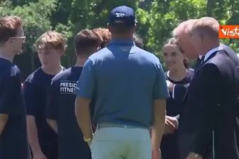 Trump insegna la 'Trump Dance' a un gruppo di ragazzi alla Casa Bianca