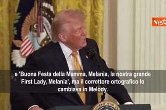 Trump si scusa con Melania ridendo: Il correttore automatico la trasformava in 'Melody'