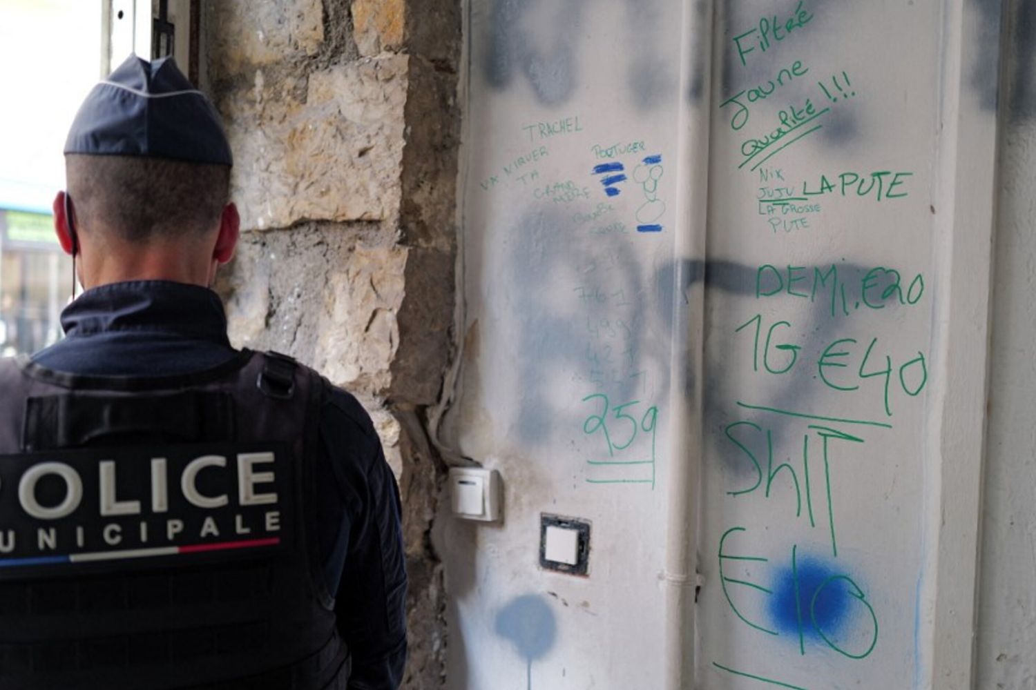 Indagini serrate nel nord-est della Francia: la polizia presidia l'area dove l'adolescente è stata accoltellata