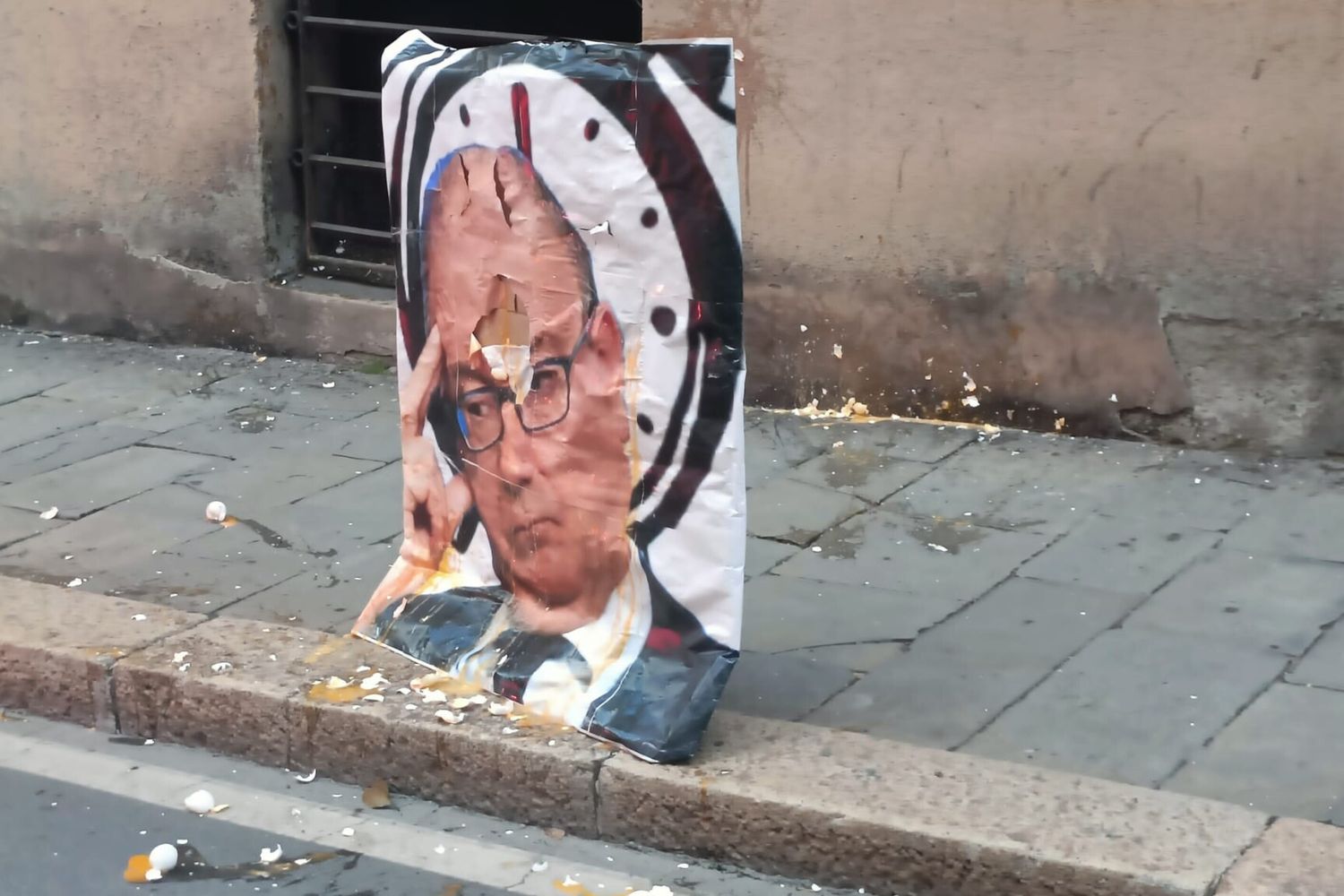 A Genova, studenti in sciopero contro il governo. Uova contro una foto di Valditara