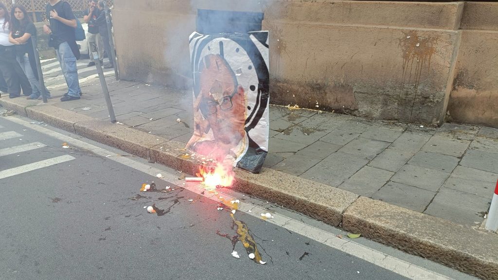 A Genova, studenti in sciopero contro il governo. Uova contro una foto di Valditara