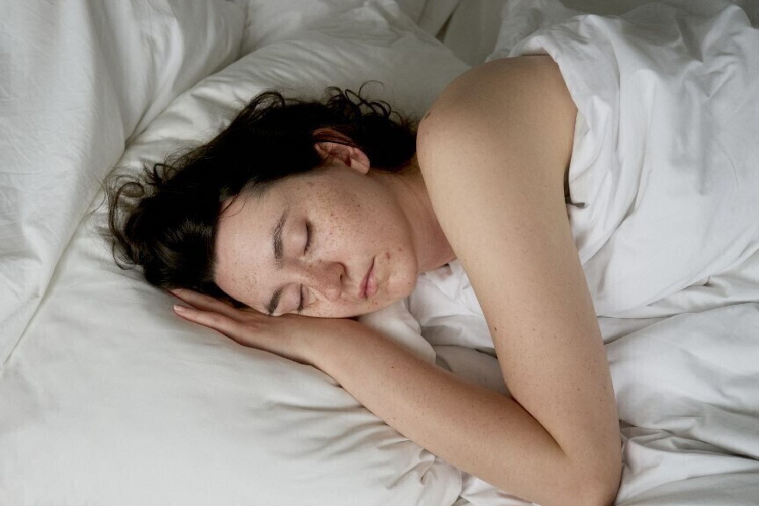Anche una sola notte insonne può causare danni cerebrali simili all’Alzheimer
