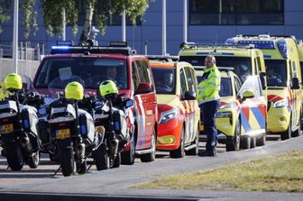l’attesa dei medici prima dello sbarco dei pazienti contagiati. L’Europa alza le barriere contro l’Hantavirus.