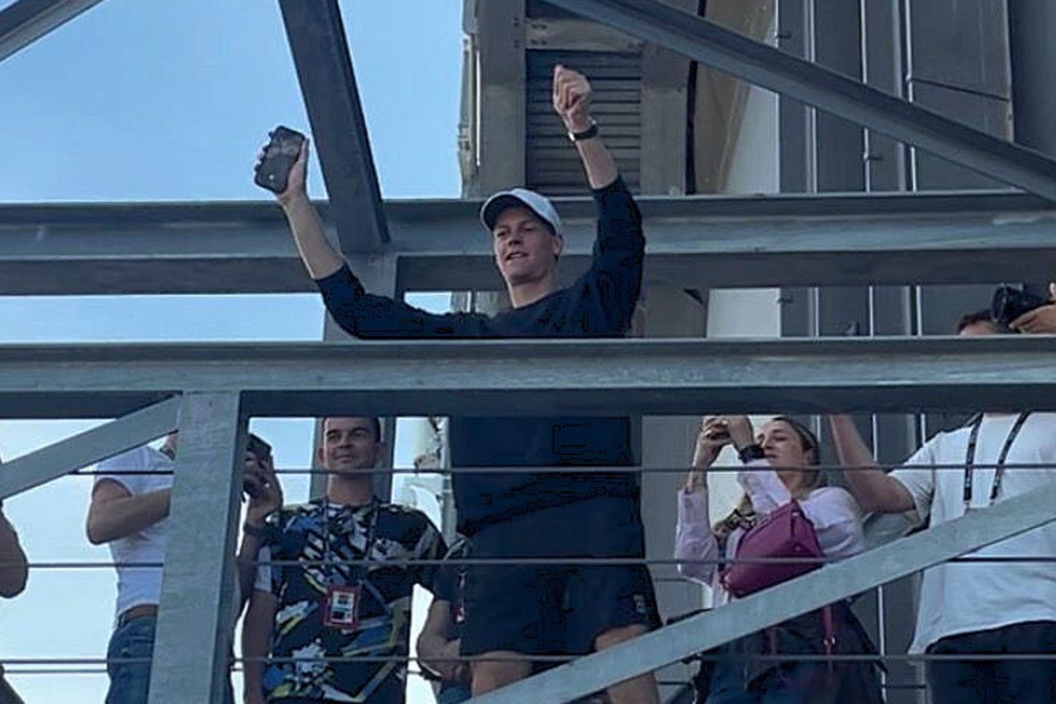 Jannik Sinner sul ponte del Centrale saluta i fan degli Internazionali BNL d'Italia