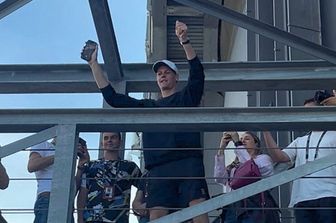 Jannik Sinner sul ponte del Centrale saluta i fan degli Internazionali BNL d'Italia