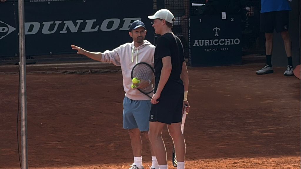 Jannik Sinner durante gli allenamenti insieme a Simone Vagnozzi