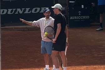 Jannik Sinner durante gli allenamenti insieme a Simone Vagnozzi
