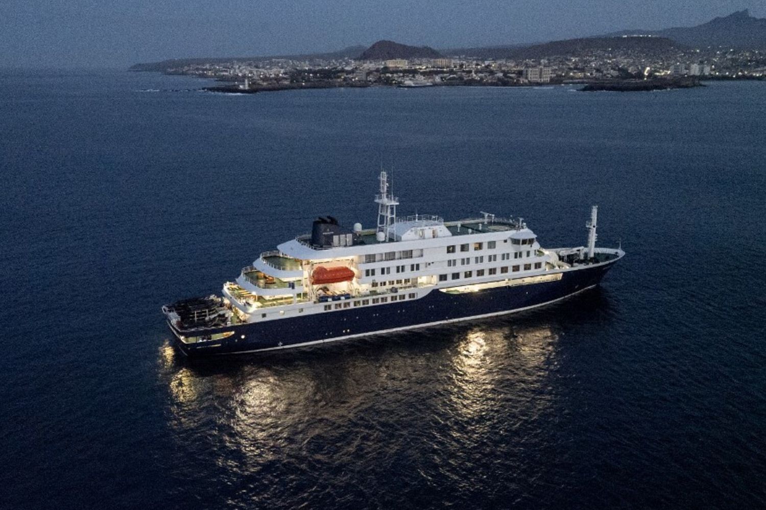 La nave da crociera MV Hondius, ferma al largo del porto di Praia, capitale di Capo Verde, il 6 maggio 2026