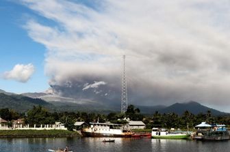 Il vulcano Dukono erutta cenere, come si vede da North Halmahera, nelle isole Molucche,