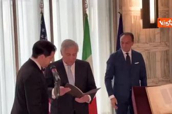 Tajani consegna a Rubio l'albero genealogico della sua famiglia italiana