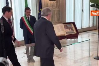 Tajani mostra al segretario di Stato Marco Rubio il libro della Storia di Roma