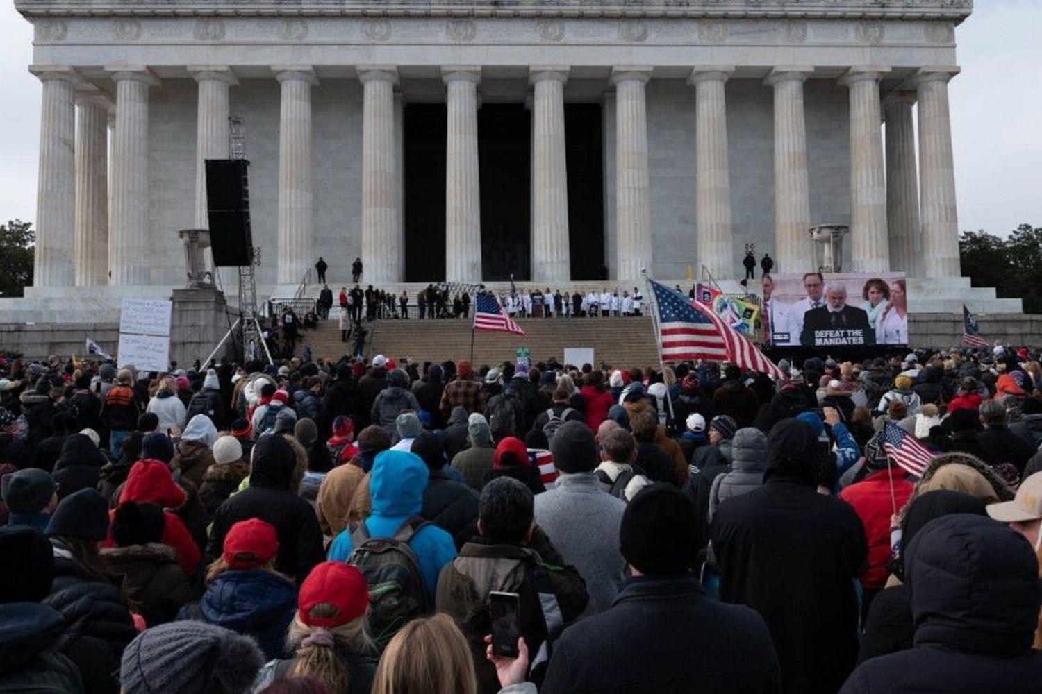Il 23 gennaio 2022, migliaia di persone hanno partecipato alla manifestazione "Defeat the Mandates: An American Homecoming" presso il Lincoln Memorial di Washington DC, protestando contro l'obbligo vaccinale e diffondendo disinformazione sul vaccino anti-Covid