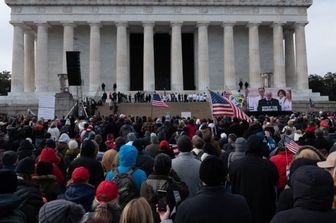 Il 23 gennaio 2022, migliaia di persone hanno partecipato alla manifestazione "Defeat the Mandates: An American Homecoming" presso il Lincoln Memorial di Washington DC, protestando contro l'obbligo vaccinale e diffondendo disinformazione sul vaccino anti-Covid