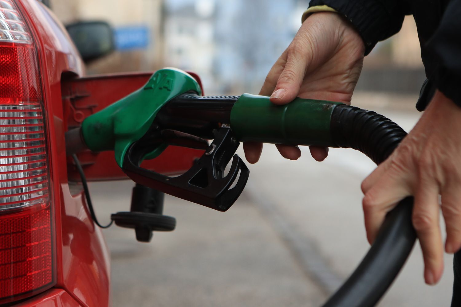 Quanto costano agli italiani i rincari di benzina, luce e gas