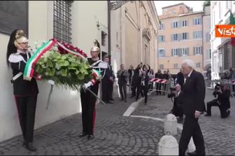 Mattarella depone una corona alla lapide di Aldo Moro in via Caetani per 40 anni dall'uccisione