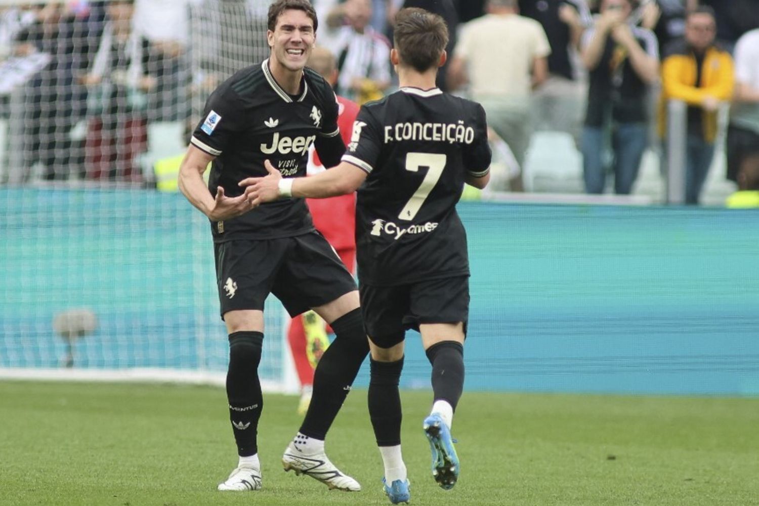 Vlahovic decide Lecce-Juventus dopo 15 secondi. Bianconeri terzi per una notte