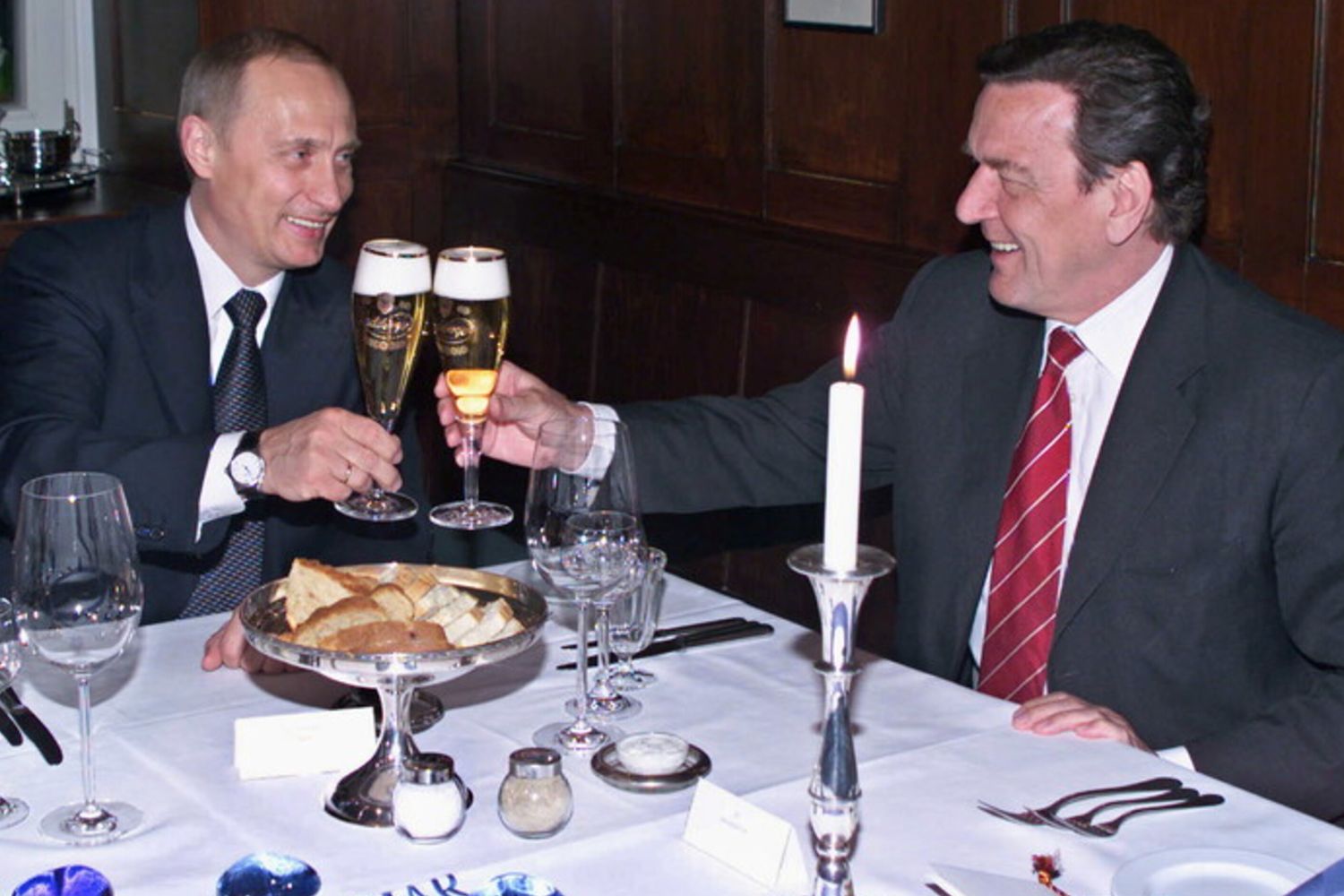 &nbsp;Putin e Schroeder cenano insieme a Weimar, nel 2002