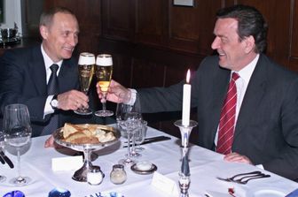 &nbsp;Putin e Schroeder cenano insieme a Weimar, nel 2002