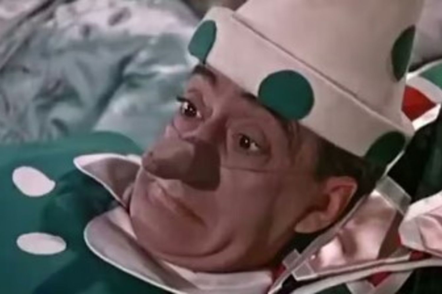 Totò burattino in una scena di 'Totò a colori'