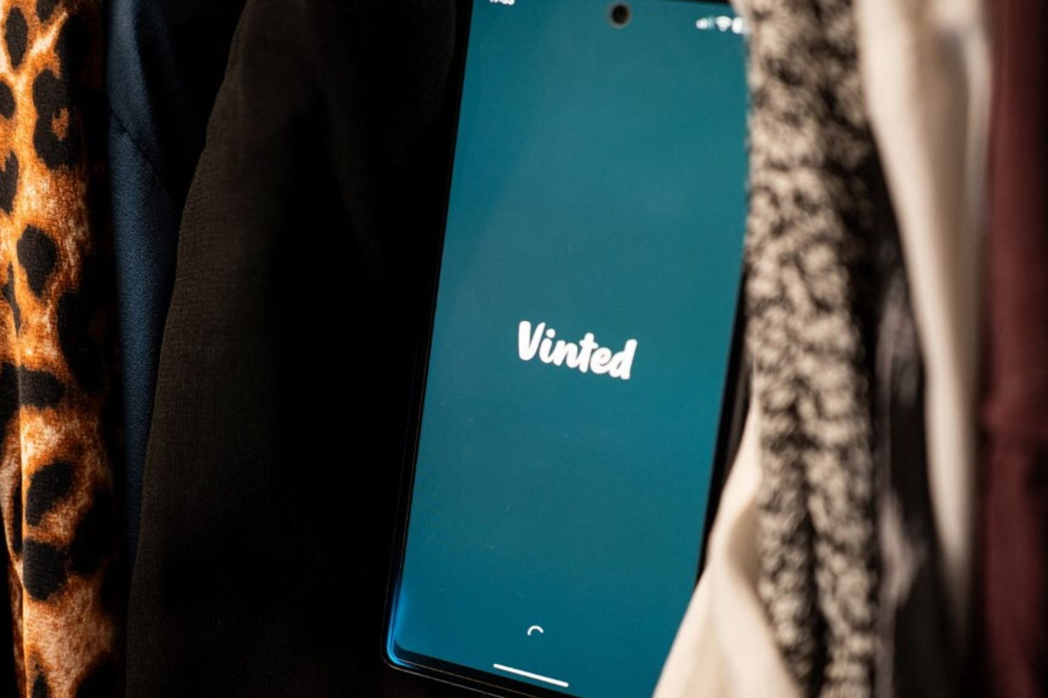 Vinted, come funziona la nuova truffa del "falso danno" e dell'IA