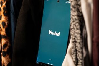 Vinted, come funziona la nuova truffa del "falso danno" e dell'IA