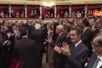 Mattarella accolto da una standing ovation alla Scala di Milano