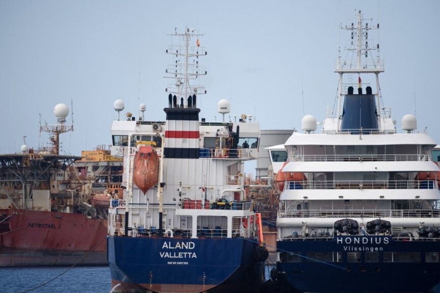 L'11 maggio 2026, la nave da crociera MV Hondius dove si è sviluppato il focolaio da hantavirus viene rifornita di carburante sull'isola di Tenerife