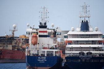 L'11 maggio 2026, la nave da crociera MV Hondius dove si è sviluppato il focolaio da hantavirus viene rifornita di carburante sull'isola di Tenerife