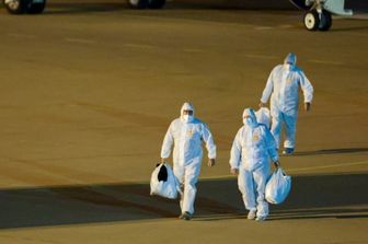 La MV Hondius in vaggio verso i Paesi Bassi. Atterrati a Rotterdam i due aerei con gli ultimi evacuati