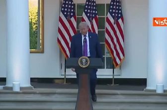 Trump in allerta per un rumore durante il suo discorso alla Casa Bianca: Pensavo fosse un drone