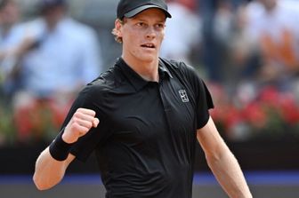 Jannik Sinner festeggia la vittoria contro Pellegrino