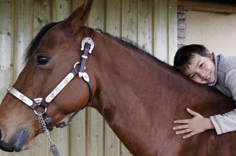 Un bimbo a cavallo