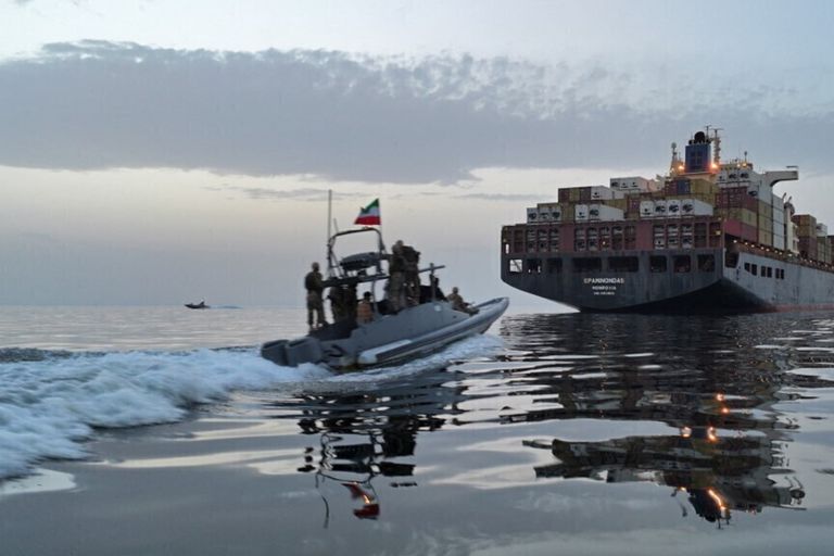 Imbarcazione del Corpo delle Guardie Rivoluzionarie Islamiche nello Stretto di Hormuz