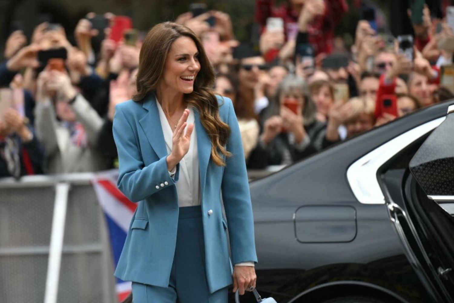 Kate Middleton, il tailleur azzurro dell’empatia: il look che conquista Reggio Emilia