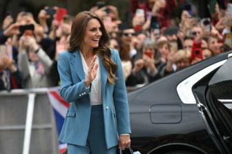 Kate Middleton, il tailleur azzurro dell’empatia: il look che conquista Reggio Emilia