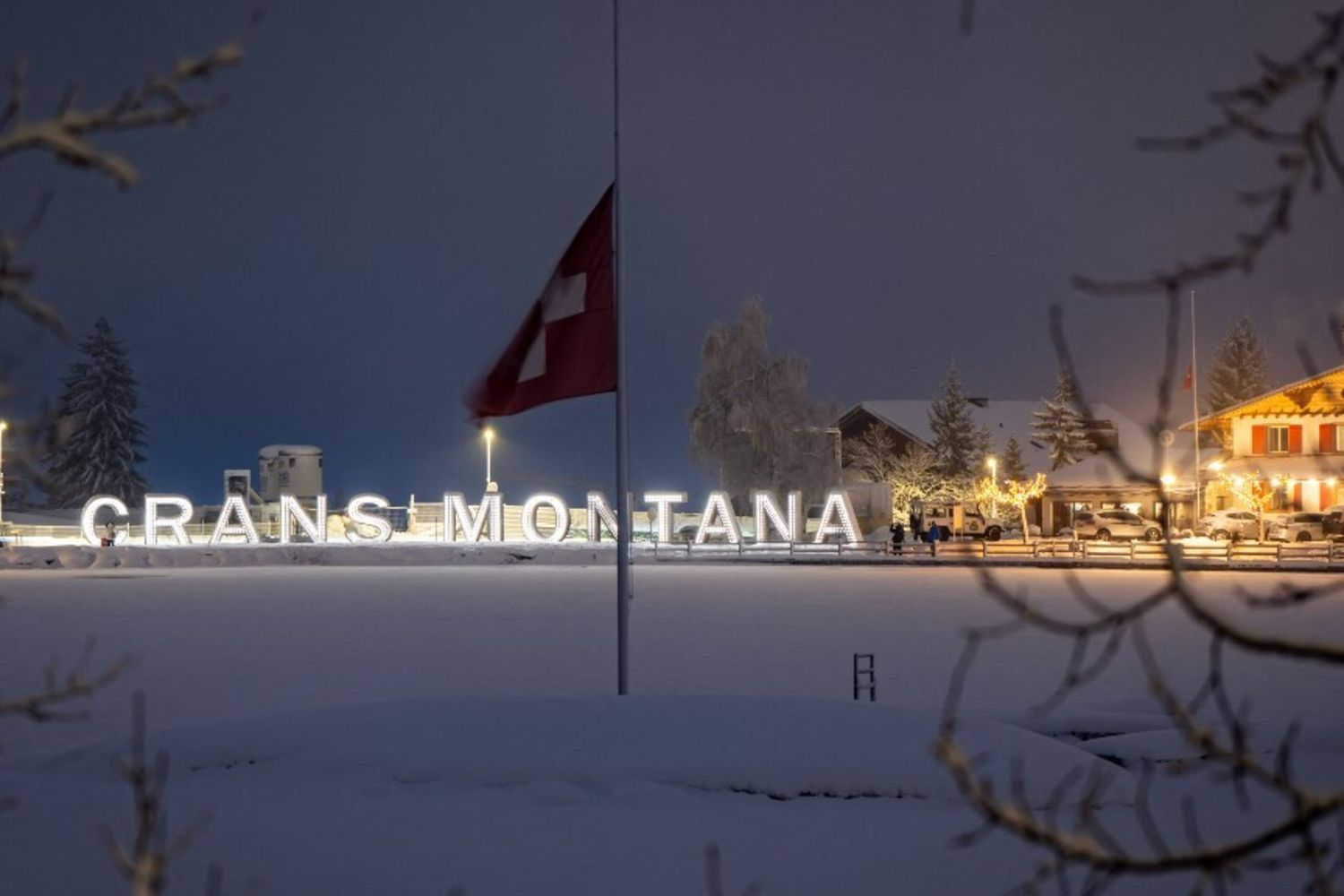 Crans-Montana: l'inchiesta sul rogo si riapre tra le polemiche. Sullo sfondo della località svizzera, esplode la rabbia delle famiglie delle vittime italiane