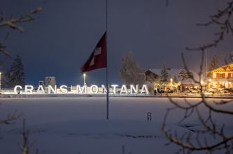 Crans-Montana: l'inchiesta sul rogo si riapre tra le polemiche. Sullo sfondo della località svizzera, esplode la rabbia delle famiglie delle vittime italiane