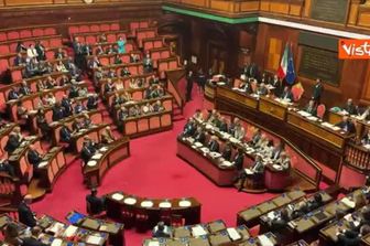 Standing ovation a Meloni dopo il suo intervento al Premier Time al Senato