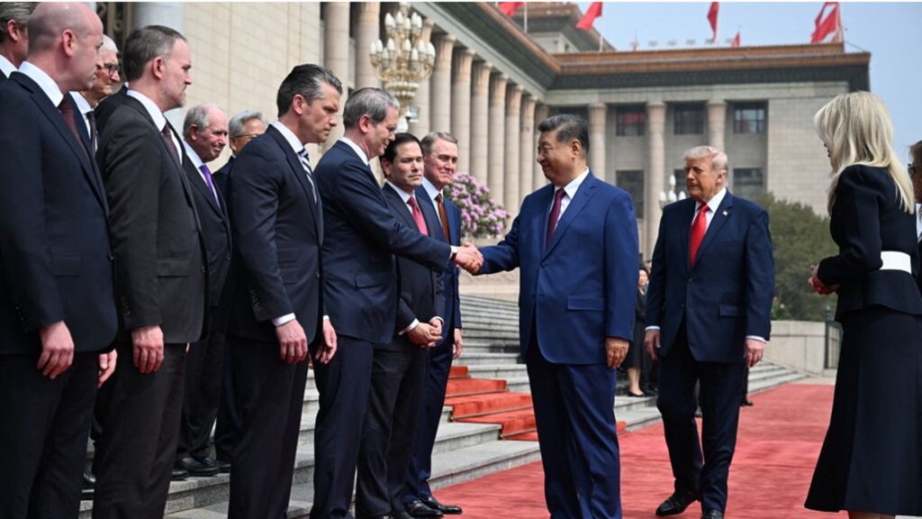 Xi Jinping saluta la delegazione Usa